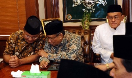 Prabowo Subianto, Ketua PBNU Said Aqil Siroj, Ketum Partai Golkar Aburizal Bakrie berbincang saat bertemu di kantor PBNU, Jakarta, Selasa (15/7). 