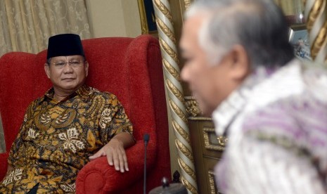 Prabowo Subianto (kiri) bertemu dengan Ketua umum PP Muhammadiyah Din Syamsuddin (kanan) di PP Muhammadyah, Jakarta, Selasa (15/7). 