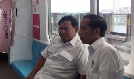 Prabowo Subianto (Kiri) dan Presiden RI, Joko Widodo (Kanan)