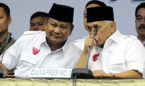 Prabowo Subianto (kiri)-Hatta Rajasa di KPU.