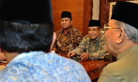 Prabowo Subianto (kiri), Ketua PBNU Said Aqil Siroj (kanan) berbicara saat melakukan pertemuan di kantor PBNU, Jakarta, Selasa (15/7).