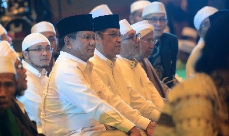 Prabowo Subianto (kiri) serta Ketua Umum NU (Nahdlatul Ulama) Said Aqil Siradj (kedua kiri) menghadiri Istigotsah untuk Indonesia di Jakarta Convention Center, Senayan, Jakarta, Ahad (6/7). 