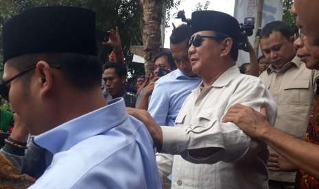 Prabowo Subianto kunjungi pos pengungsian di Desa Guntur Macan, Kecamatan Gunungsari, Lombok Barat, NTB, Rabu (5/9).