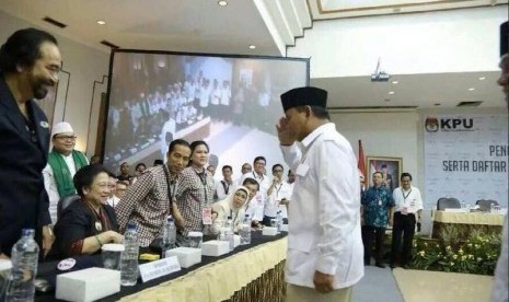 Prabowo Subianto memberi hormat kepada Megawati Soekarnoputri di gedung KPU, Ahad (1/6).