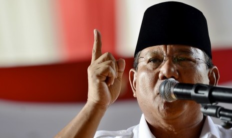 Prabowo Subianto memberikan pernyataan menyingkapi pengumuman hasil Pilpres 2014 di Rumah Polonia, Jakarta, Selasa (22/7). 