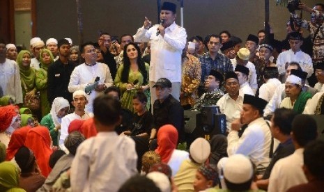  Prabowo Subianto memberikan tausiyahnya saat Istigotsah untuk Indonesia di Jakarta Convention Center, Senayan, Jakarta, Ahad (6/7). 