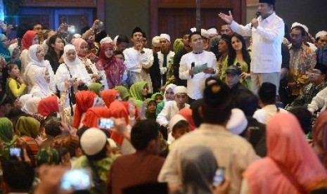 Prabowo Subianto memberikan tausiyahnya saat Istigotsah untuk Indonesia di Jakarta Convention Center, Senayan, Jakarta, Ahad (6/7). 