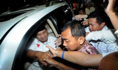  Prabowo Subianto mendapat sambutan dari pendukungnya usai menghadiri acara di Menara Bidakara, Jakarta, Rabu (9/7).