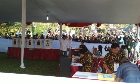 Prabowo Subianto menggunakan hak pilihnya di TPS 041, di TPS 041, Desa Bojong, Bogor, Jawa Barat, Rabu (17/4).