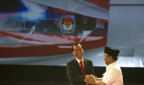 Prabowo Subianto menjabat tangan Joko Widodo (Jokowi)