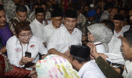 Prabowo Subianto menyalami para relawan saat bertemu di rumah Barisan Nusantara Jaya di Surabaya, Jatim, Rabu (16/7). 