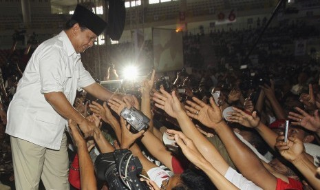 Prabowo Subianto menyalami pendukungnya di Medan, Sumatra Utara