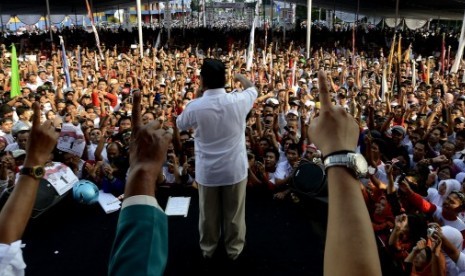 Prabowo Subianto menyampaikan orasi saat kampanye akbar di GOR Satria, Purwokerto, Jateng, Rabu (2/7).