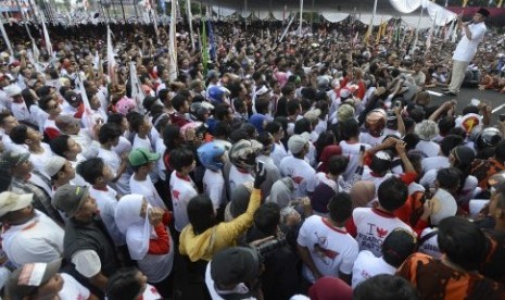 Prabowo Subianto menyampaikan orasi saat kampanye akbar di GOR Satria, Purwokerto, Jateng, Rabu (2/7).