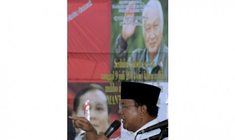 Prabowo Subianto menyampaikan orasi saat kampanye akbar di lapangan Made Gondol, Grogol, Sukoharjo, Jateng, Kamis (26/4). 