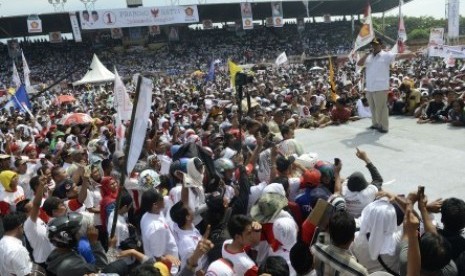 Prabowo Subianto menyampaikan orasi saat kampanye akbar di stadion Matoangin, Makasar, Sulsel, Selasa (17/6). 