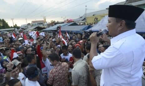 Prabowo Subianto menyampaikan orasi saat mengunjungi pasar Ciparay, Bandung, Jabar, Kamis (3/7). 