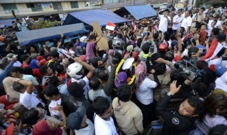 Prabowo Subianto menyampaikan orasi saat mengunjungi pasar Ciparay, Bandung, Jabar, Kamis (3/7). 