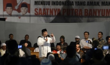  Prabowo Subianto menyampaikan sambutan saat sahur bersama di GOR Satria, Purwokerto, Jateng, Rabu (2/7). 