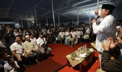 Prabowo Subianto menyampaikan sambutan saat sahur bersama di GOR Satria, Purwokerto, Jateng, Rabu (2/7). 