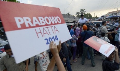 Prabowo Subianto menyapa dan bersalaman dengan warga saat mengunjungi pasar Ciparay, Bandung, Jabar, Kamis (3/7).