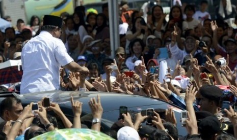 Prabowo Subianto menyapa para pendukung saat kampanye 