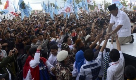 Prabowo Subianto menyapa para pendukung saat kampanye di Lapangan Tanjung Sari, Lampung Selatan, Kamis (12/6). 