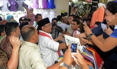 Prabowo Subianto menyapa pedagang saat mengunjungi Pasar Tanah Abang, Jakarta, Jumat (20/6). 