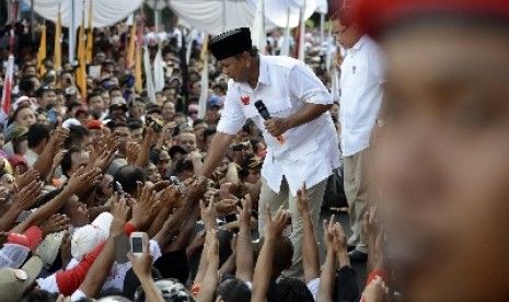 Prabowo Subianto menyapa pendukungnya saat kampanye akbar di GOR Satria, Purwokerto, Jateng, Rabu (2/7).