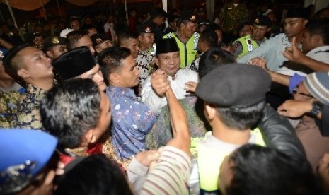 Prabowo Subianto menyapa pendukungnya saat sahur bersama di GOR Satria, Purwokerto, Jateng, Rabu (2/7). 