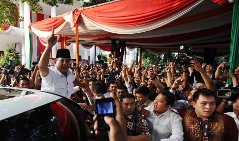 Prabowo Subianto menyapa relawan saat akan meninggalkan rumah Polonia, Jakarta, Selasa (22/7).