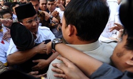 Prabowo Subianto menyapa relawan saat akan meninggalkan rumah Polonia, Jakarta, Selasa (22/7).