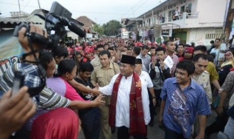  Prabowo Subianto menyapa warga saat mengunjungi kontrakan seribu pintu di kawasan industri Jababeka, Cikarang, Bekasi, Jabar, Senin (7/7). 