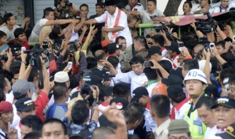 Prabowo Subianto menyapa warga saat mengunjungi Pasar Tanah Abang, Jakarta, Jumat (20/6). 