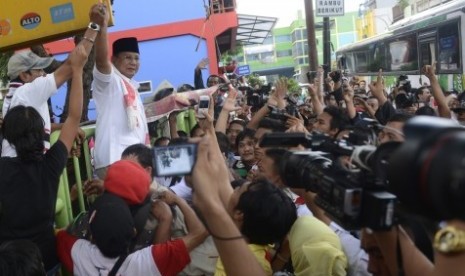 Prabowo Subianto menyapa warga saat mengunjungi Pasar Tanah Abang, Jakarta, Jumat (20/6). 