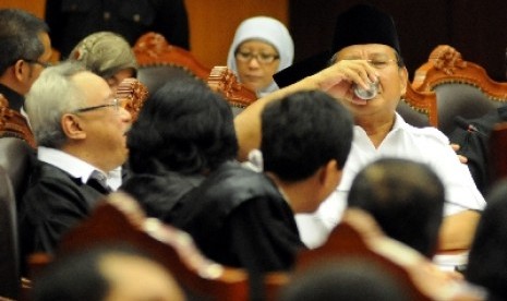 Prabowo Subianto minum air jelang sidang perdana perkara di Mahkamah Konstitusi, Jakarta, Rabu (6/8).