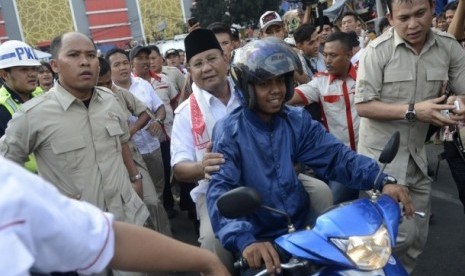 Prabowo Subianto naik ojek usai berkampanye di Pasar Tanah Abang, Jumat (20/6).