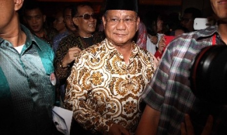 Prabowo Subianto (tengah)