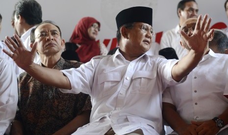 Prabowo Subianto (tengah) berbincang dengan Ketum Golkar Aburizal Bakrie (kanan) dan Mantan Ketum PPP Suryadharma Ali (kiri) sebelum memberikan pernyataan menyingkapi pengumuman hasil Pilpres 2014 di Rumah Polonia, Jakarta, Selasa (22/7). 