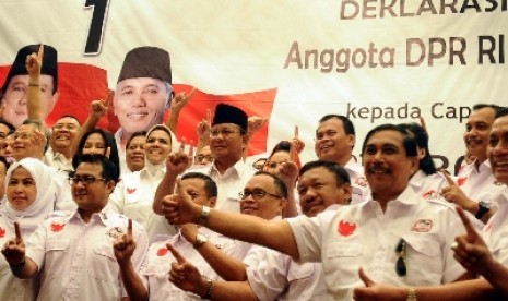 Prabowo Subianto (tengah) bersama anggota DPR saat deklarasi dukungan di Jakarta, Senin (16/6). sebanyak 115 dari 148 anggota fraksi Partai Demokrat menyatakan dukungan untuk pencalonan Prabowo Subianto-Hatta Rajasa sebagai capres dan Cawapres pada pemilu 