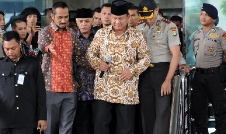 Prabowo Subianto (tengah) dan calon wakil presiden Hatta Rajasa.