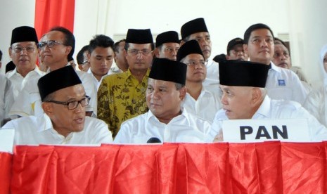 Prabowo Subianto (tengah) dan Hatta Rajasa (kanan) berbincang dengan Aburizal Bakrie (kiri) sebelum melengkapi syarat administrasi pendaftaran capres dan cawapres di Posko Pemenangan Prabowo-Hatta, Rumah Polonia, Jakarta, Selasa (20/5). 