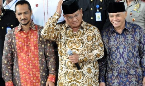 Prabowo Subianto (tengah) dan Hatta Rajasa (kanan) didampingi Abraham Samad