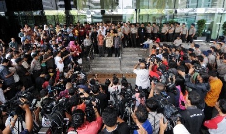 Prabowo Subianto (tengah) dan Hatta Rajasa (kanan) didampingi Ketua Komisi Pemberantasan Korupsi (KPK) Abraham Samad bersiap memberikan keterangan pers di gedung KPK, Kuningan, Jakarta, Rabu (25/6). 