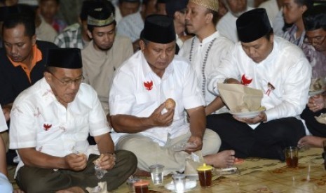 Prabowo Subianto (tengah) didampingi Hidayat Nur Wahid (kanan) berbuka puasa di Masjid Gedhe, Yogyakarta, Selasa (1/7).