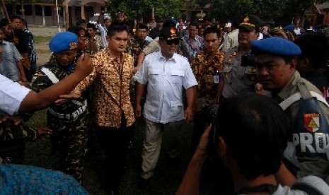  Prabowo Subianto (tengah) menghadiri apel Ansor Serba Guna (Banser) untuk Indonesia bangkit di Lapangan Puri, Mojokerto, Jawa Timur, Selasa (24/6). 