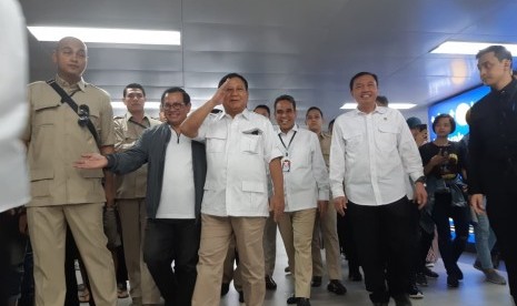 Prabowo Subianto tiba di Stasiun MRT Lebak Bulus, Jakarta, Sabtu (13/7).