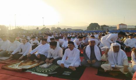 Menhan Prabowo Subianto sholat Idul Adha  di Lapangan Mandalamukti, Desa Mandalamukti, Kecamatan Cikalongwetan, Kabupaten Bandung Barat (KBB), Kamis (29/6/2023).