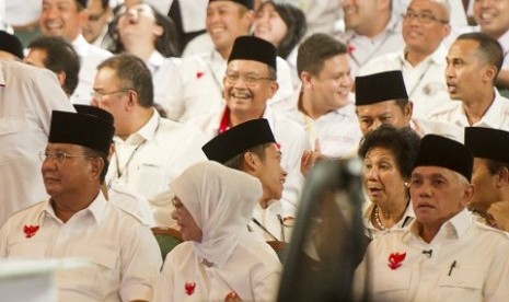 Prabowo Subiyanto (kedua kiri) mendampingi Hatta Rajasa (kanan) pada debat cawapres 2014 di Jakarta, Ahad (29/6). 