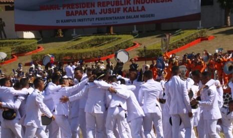 Praja IPDN merayakan kelulusannya di kampus Jatinangor